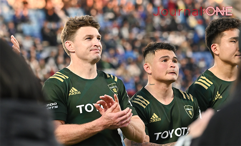 ラグビーリーグワン第4節 | パナソニックvsトヨタ ラグビーW杯2023で準優勝に輝いたニュージーランド代表オールブラックスのFB ボーデン・バレット(Beauden Barrett)選手は試合後に真摯な対応でインタビューに応じる-Journal-ONE撮影