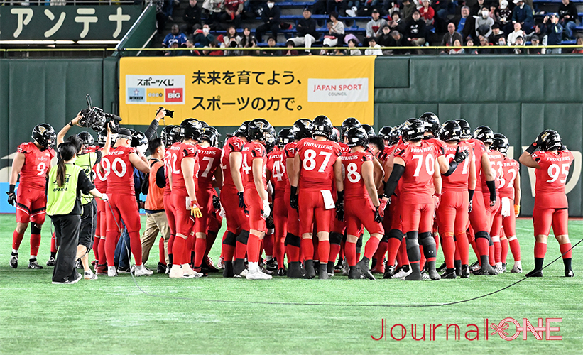 アメリカンフットボールRICEBOWL | 富士通フロンティアーズ選手たちの試合前の円陣-Journal-ONE撮影