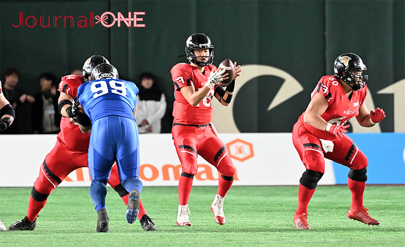 アメリカンフットボールRICEBOWL | 富士通フロンティアーズVSパナソニックインパルス 富士通のQB 高木翼選手の試合運びで優理に展開する-Journal-ONE撮影