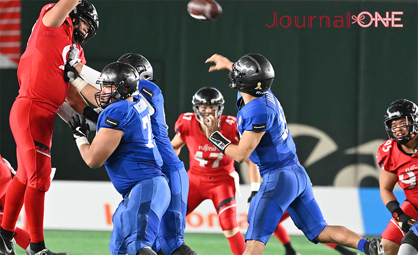 アメリカンフットボールRICEBOWL | 富士通フロンティアーズVSパナソニックインパルス 先制されたパナソニックはQB(クォーターバック)の荒木 優也選手のショットガンパスで反撃を開始-Journal-ONE撮影