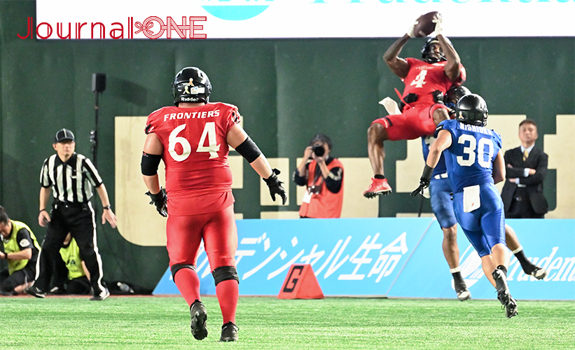 アメリカンフットボールRICEBOWL | 第2Q 富士通はQB高木翼選手からのロングパスをWRのサマジー・グラント(Samajie Grant)選手がナイスキャッチ-Journal-ONE撮影