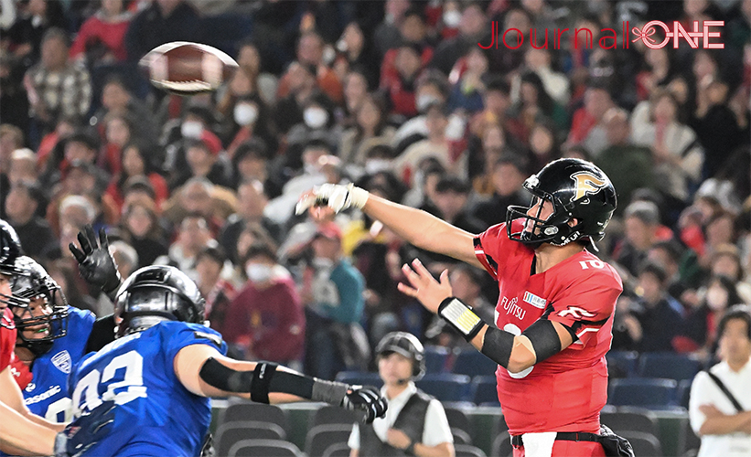 アメリカンフットボールRICEBOWL | 第4Q 富士通はQB高木翼選手からのロングパスで大きくゲイン-Journal-ONE撮影