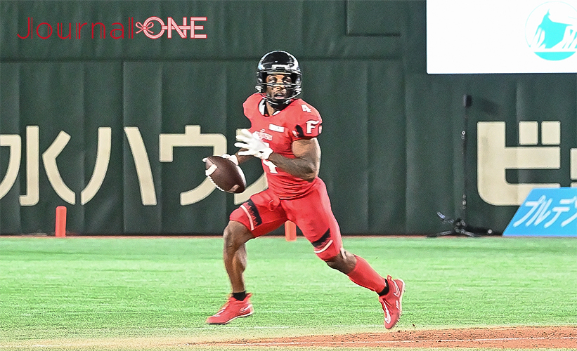 アメリカンフットボールRICEBOWL | 第4Q 富士通はQB高木翼選手からハンドオフしたWRのサマジー・グラント(Samajie Grant)選手がタッチダウンスローを成功させる-Journal-ONE撮影