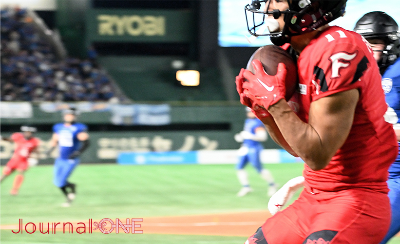 アメリカンフットボールRICEBOWL | 第4Q 富士通はWRのサマジー・グラント(Samajie Grant)選手のタッチダウンスローを見事にキャッチしたWRの木村選手-Journal-ONE撮影