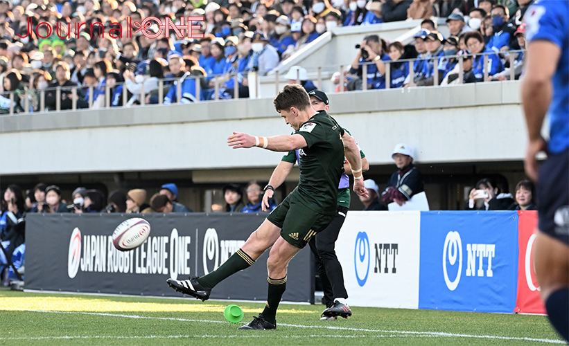 ラグビーリーグワン第4節 | パナソニックvsトヨタ ラグビーW杯2023で準優勝に輝いたニュージーランド代表オールブラックスのFB ボーデン・バレット（Beauden Barrett）選手の見事なPG-Journal-ONE撮影