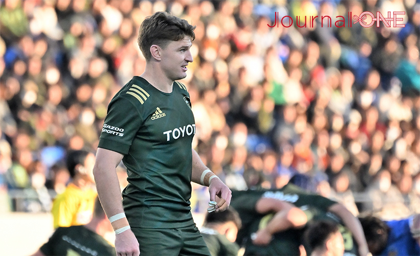 ラグビーリーグワン第4節 | パナソニックvsトヨタ ラグビーW杯2023で準優勝に輝いたニュージーランド代表オールブラックスのFB ボーデン・バレット(Beauden Barrett)選手は試合後に真摯な対応でインタビューに応じる-Journal-ONE撮影
