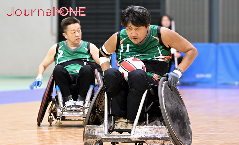 車いすラグビー日本選手権 | プレーオフで最後の椅子を勝ち取った北海道のSILVERBACKSの主将・橋本友好選手の突進-Journal-ONE撮影