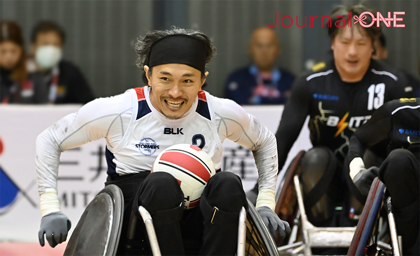 車いすラグビー日本選手権 | 2年連続準優勝と安定した強さのTOHOKU STORMERSはリオデジャネイロパラリンピック銅メダリストの庄子健選手にボールを集めて追いすがる-Journal-ONE撮影