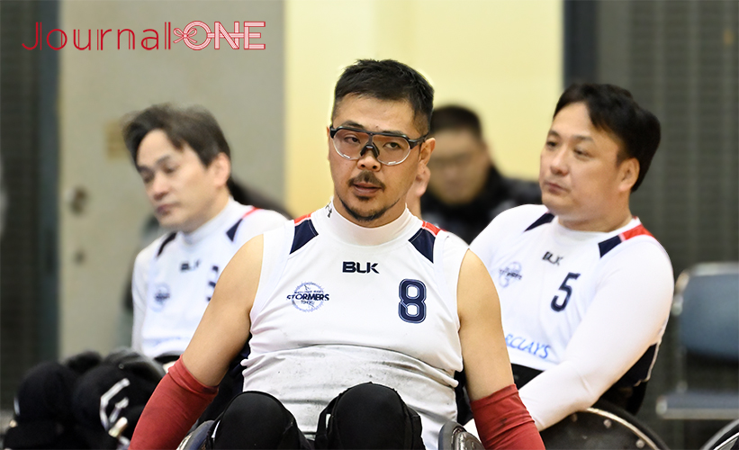 車いすラグビー日本選手権 | 第25回の決勝戦で選手交代の流れを思案するTOHOKU STORMERSの三阪洋行選手兼ヘッドコーチ-Journal-ONE撮影