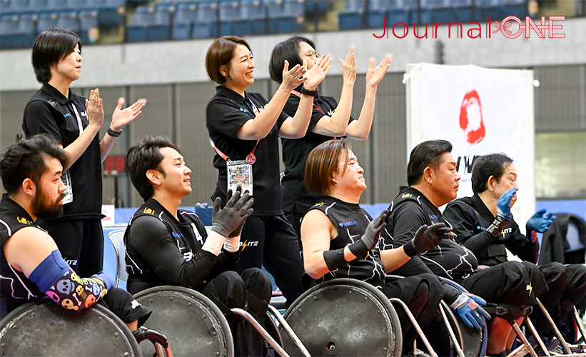 車いすラグビー日本選手権 | 第25回の決勝戦を制したBLITZの選手とスタッフは喜びの表情で観客の声援に応える-Journal-ONE撮影