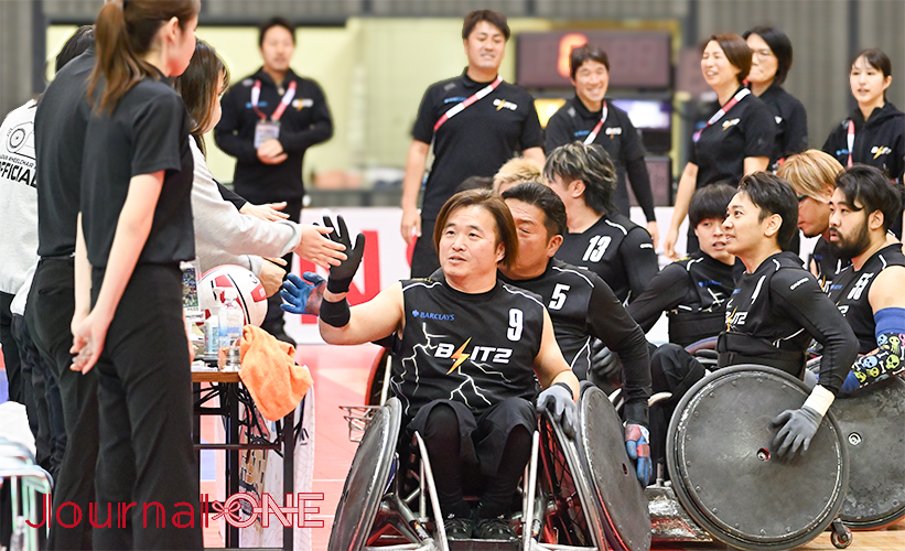 車いすラグビー日本選手権 | 第25回の決勝戦を制したBLITZの選手とスタッフは喜びの表情で観客の声援に応える-Journal-ONE撮影