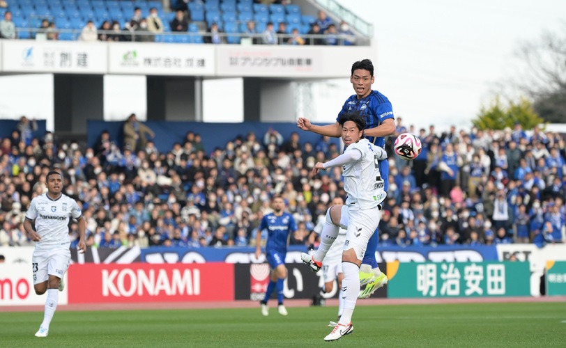サッカーJ1 町田の長身FWオ・セフン（奥）　(C)FCMZ