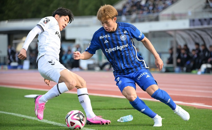 サッカーJ1 左サイドを突破する町田の平河悠(右)-(C)FCMZ