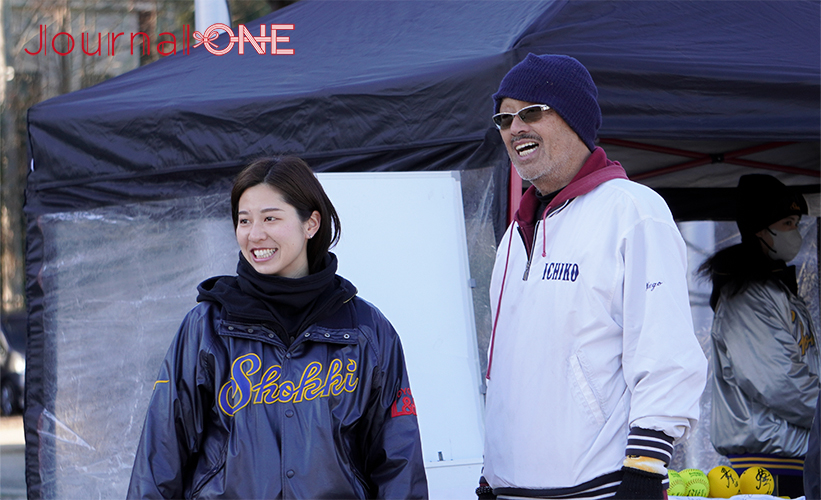 女子ソフトボール JD.LEAGUE | 豊田自動織機シャイニングベガが千葉県松戸市で社会貢献活動のクリニックをするきっかけとなったマネージャーの松井 稔音さんと恩師の矢野 鉄男さん-Journal-ONE撮影