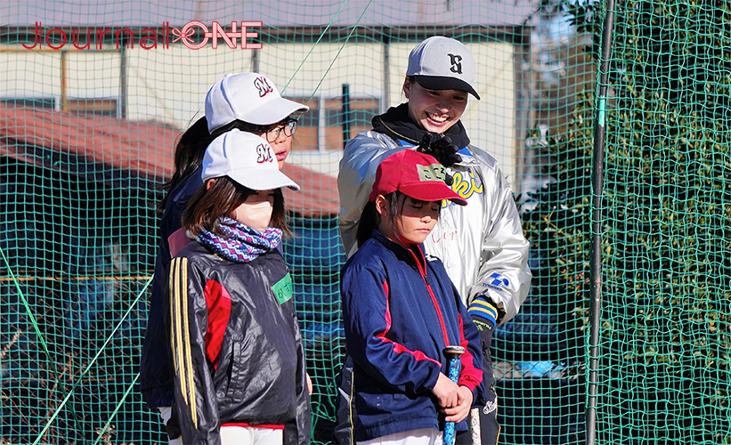 女子ソフトボール JD.LEAGUE | 豊田自動織機シャイニングベガの福重さくら選手が千葉県松戸市で社会貢献活動のクリニックでバッティングを指導-Journal-ONE撮影
