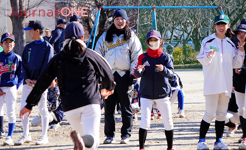 女子ソフトボール JD.LEAGUE | 豊田自動織機シャイニングベガの池上 桃花選手が千葉県松戸市で社会貢献活動のクリニックに参加-Journal-ONE撮影