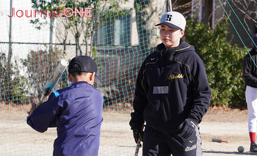 女子ソフトボール JD.LEAGUE | 豊田自動織機シャイニングベガの福重さくら選手が千葉県松戸市で社会貢献活動のクリニックでバッティングを指導-Journal-ONE撮影