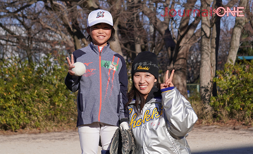 女子ソフトボール JD.LEAGUE | 豊田自動織機シャイニングベガの選手たちが参加した千葉県松戸市のソフトボールクリニックで森本なるか投手に投球を教わった片桐 亜瑚さん(小学校4年生)-Journal-ONE撮影