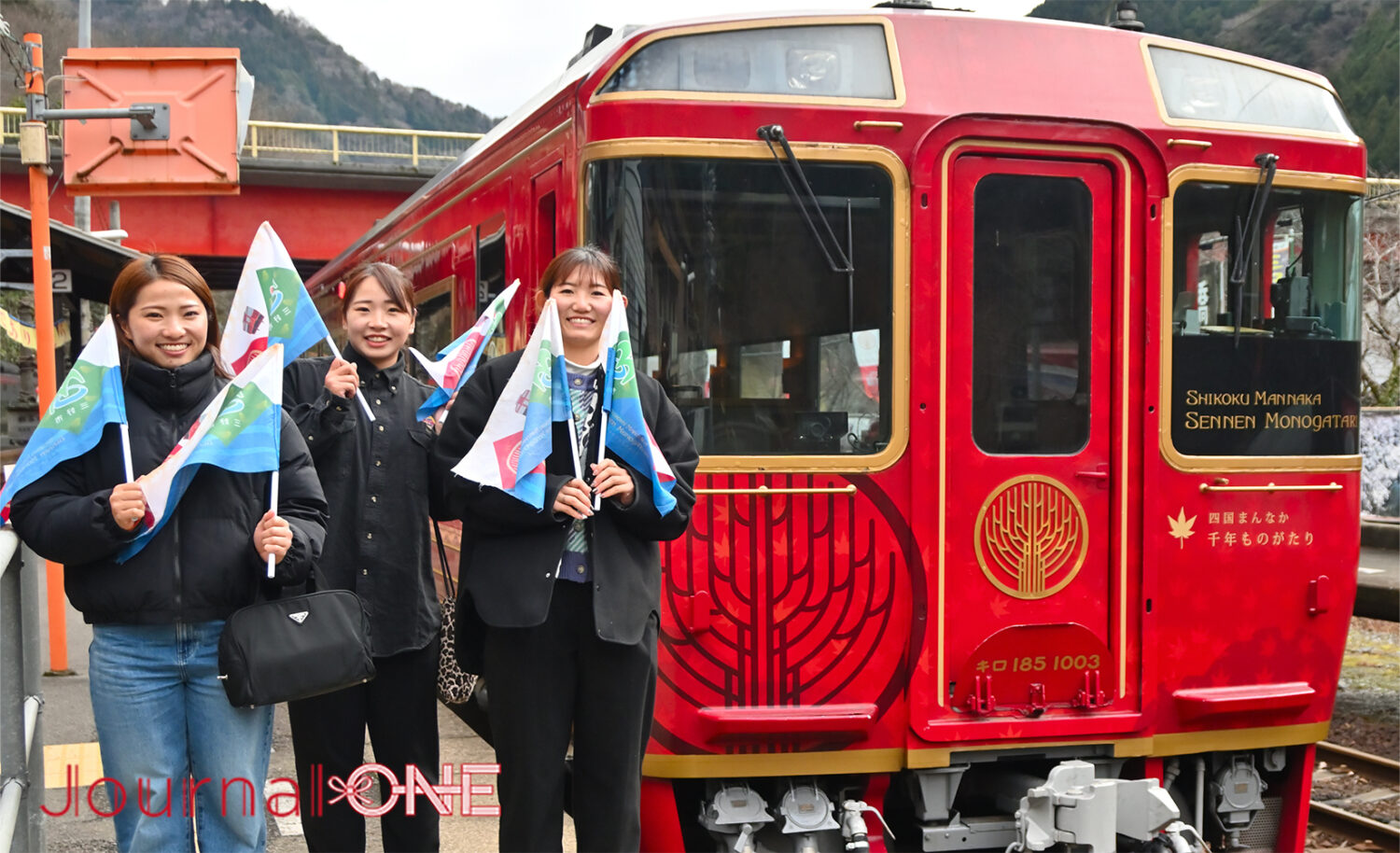 四国を元気に! | JR四国と伊予銀行の地域創生企画で徳島県大歩危駅で観光列車四国真ん中ものがたりを見送る女子ソフトボール・伊予銀行ヴェールズの川口茉菜、庄村瑠衣、遠藤杏樺の3選手-Journal-ONE撮影