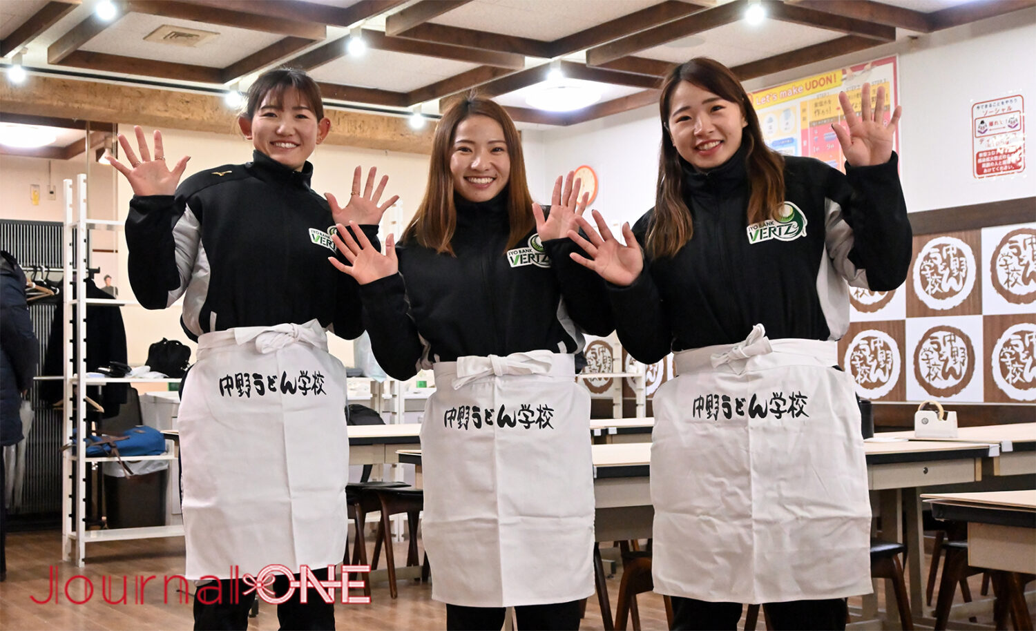 四国を元気に! | JR四国と伊予銀行の地域創生企画で女子ソフトボール・伊予銀行ヴェールズの川口茉菜、庄村瑠衣、遠藤杏樺の3選手が讃岐うどん作りを "中野うどん学校" で体験-Journal-ONE撮影
