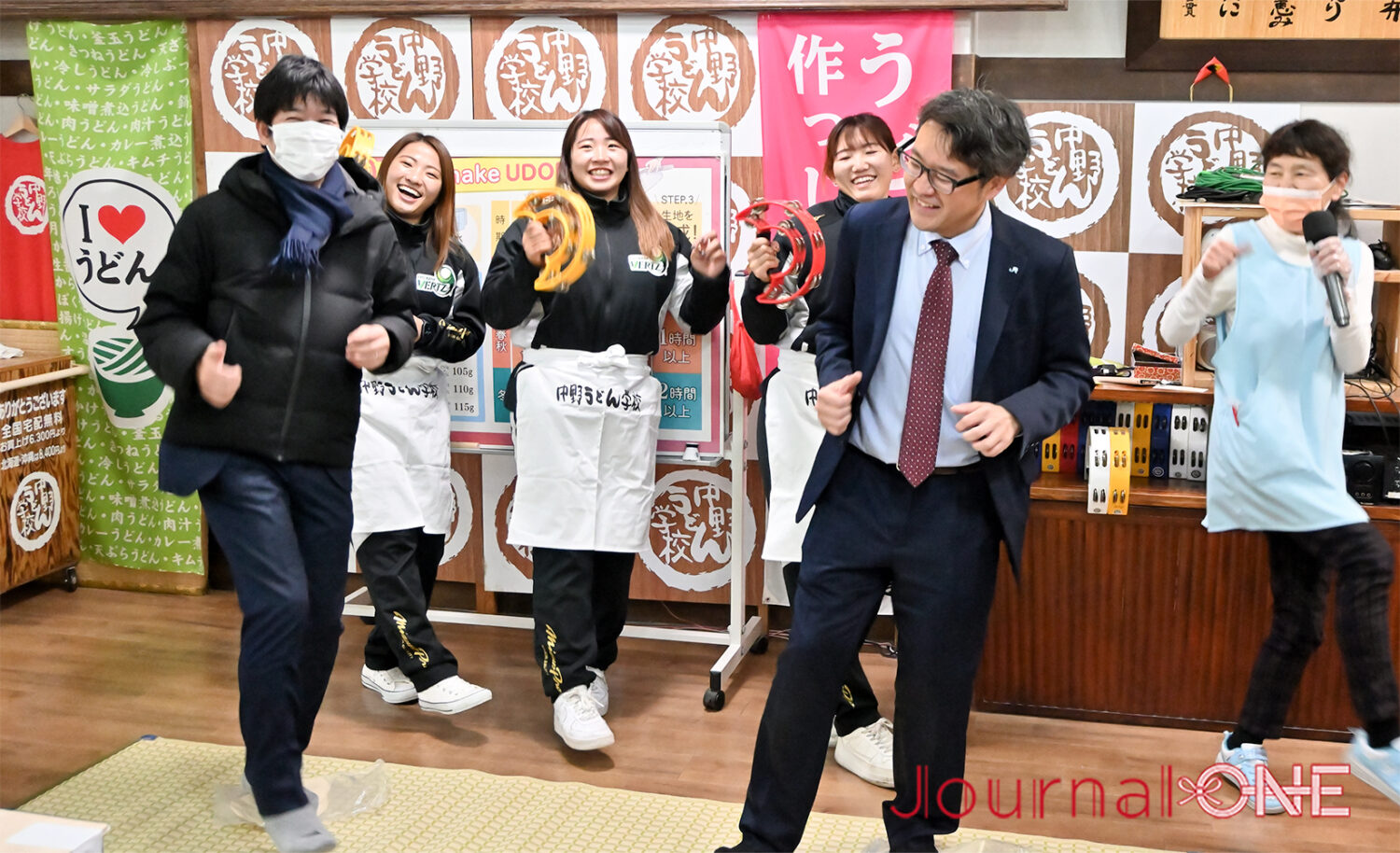 四国を元気に! | JR四国と伊予銀行の地域創生企画で女子ソフトボール・伊予銀行ヴェールズの川口茉菜、庄村瑠衣、遠藤杏樺の3選手が讃岐うどん作りを "中野うどん学校" で体験-Journal-ONE撮影