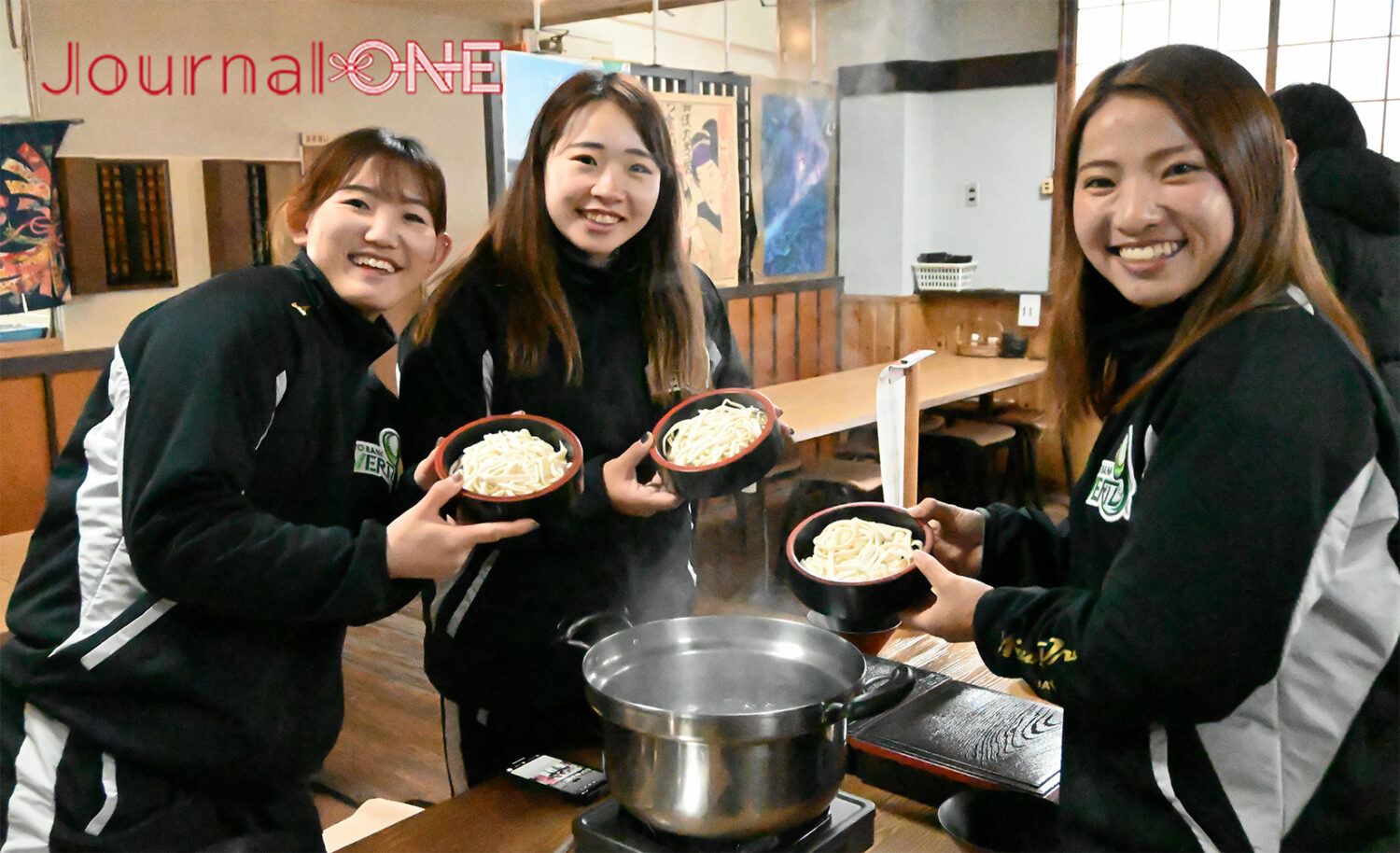 四国を元気に! | JR四国と伊予銀行の地域創生企画で女子ソフトボール・伊予銀行ヴェールズの川口茉菜、庄村瑠衣、遠藤杏樺の3選手が讃岐うどん作りを "中野うどん学校" で体験-Journal-ONE撮影