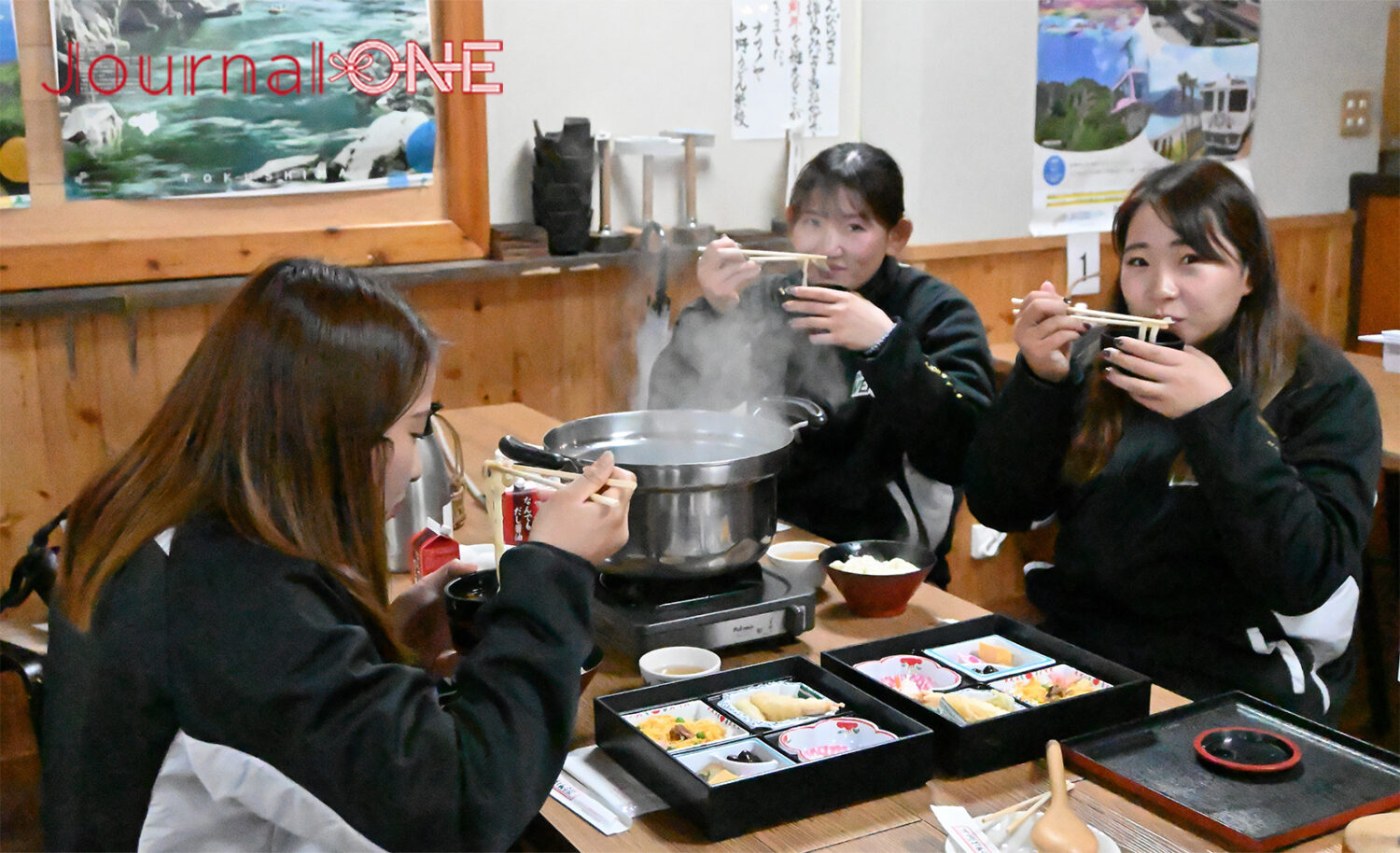 四国を元気に! | JR四国と伊予銀行の地域創生企画で女子ソフトボール・伊予銀行ヴェールズの川口茉菜、庄村瑠衣、遠藤杏樺の3選手が讃岐うどん作りを "中野うどん学校" で体験-Journal-ONE撮影