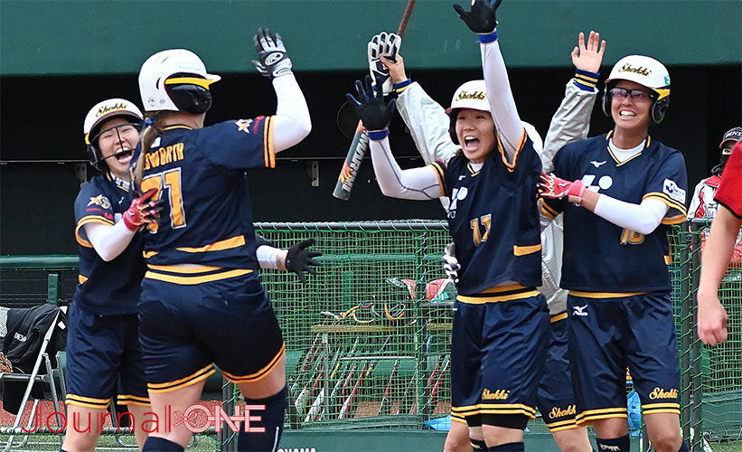 女子ソフトボール JD.LEAGUE | 2023シーズンプレーオフ 豊田自動織機シャイニングベガ vs デンソーブライトペガサス 逆転に成功し喜ぶ豊田自動織機の選手たち-Journal-ONE撮影