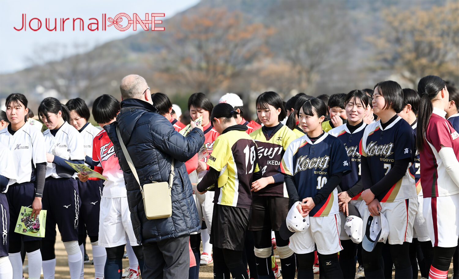 四国を元気に! | JR四国と伊予銀行の地域創生企画で香川県丸亀城をレポートする女子ソフトボール・伊予銀行ヴェールズの川口茉菜、庄村瑠衣、遠藤杏樺の3選手がプリンセスL2023-2024シーズンで四国の高校生達と交流-Journal-ONE撮影