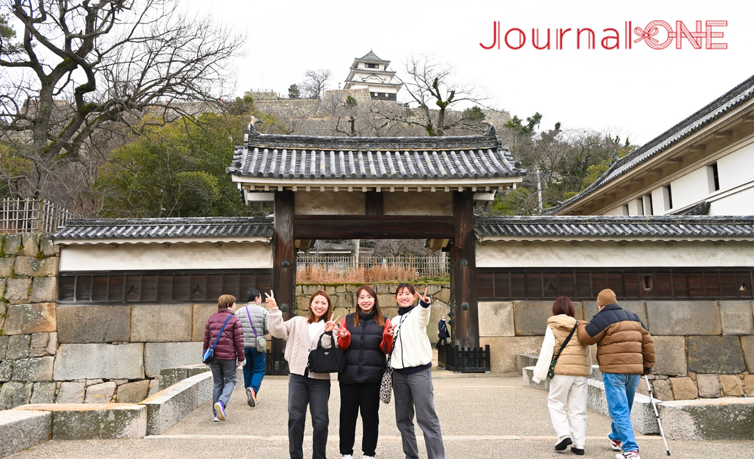 四国を元気に! | JR四国と伊予銀行の地域創生企画で女子ソフトボール・伊予銀行ヴェールズの川口茉菜、庄村瑠衣、遠藤杏樺の3選手が丸亀城をレポート-Journal-ONE撮影