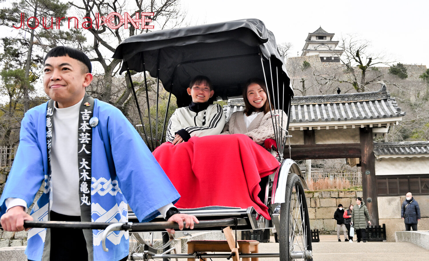四国を元気に! | JR四国と伊予銀行の地域創生企画で女子ソフトボール・伊予銀行ヴェールズの川口茉菜、庄村瑠衣、遠藤杏樺の3選手が丸亀城をレポート-Journal-ONE撮影
