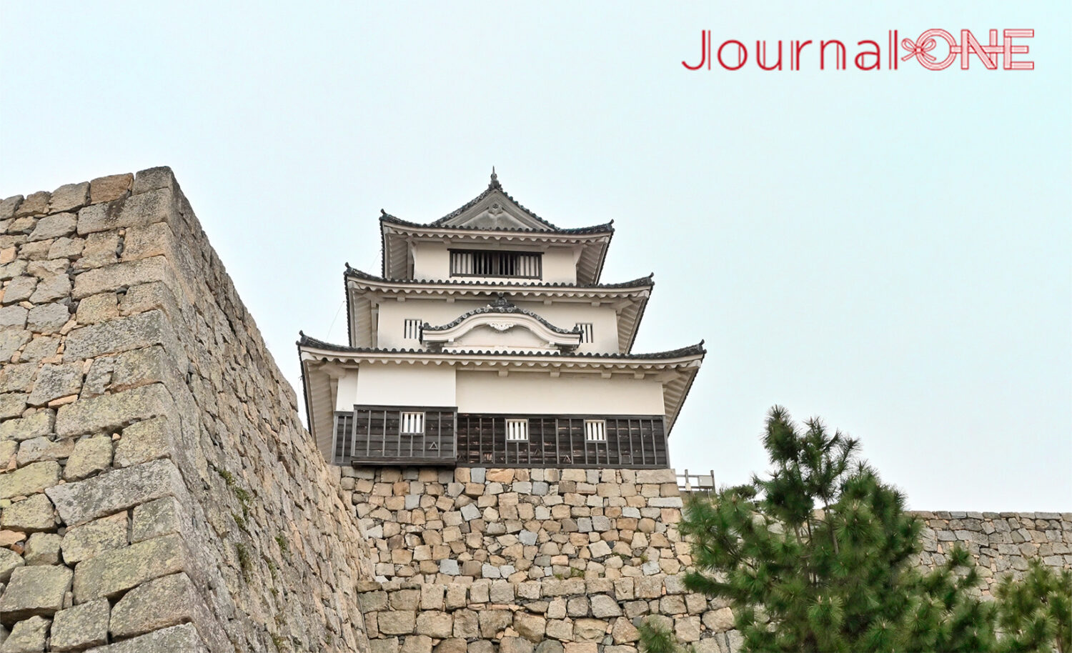 四国を元気に! | JR四国と伊予銀行の地域創生企画で女子ソフトボール・伊予銀行ヴェールズの川口茉菜、庄村瑠衣、遠藤杏樺の3選手が丸亀城をレポート-Journal-ONE撮影