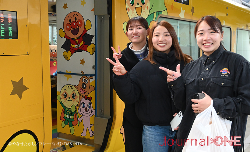 四国を元気に! | JR四国と女子ソフト・伊予銀行ヴェールスの地域創生 川口茉菜,庄村瑠衣、遠藤杏樺の3選手がJR四国の人気列車”アンパンマン列車”に乗車-Journal-ONE