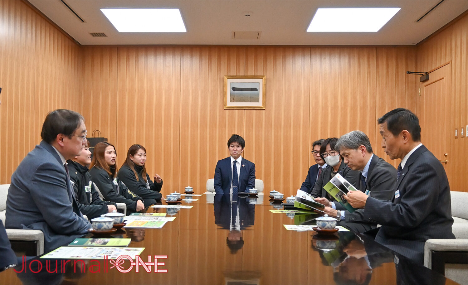 四国を元気に! | JR四国と女子ソフト・伊予銀行ヴェールスの地域創生 川口茉菜,庄村瑠衣、遠藤杏樺の3選手がJR四国本社で作戦会議-Journal-ONE