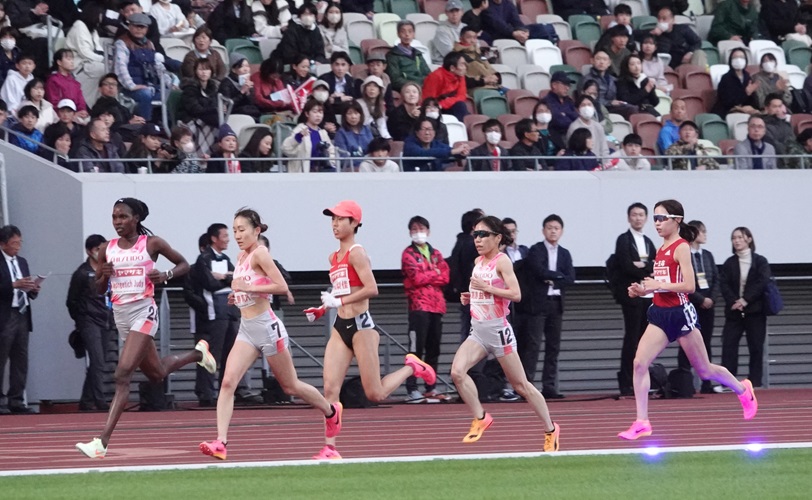Journal-ONE | 女子10000mは3連覇中の廣中(前から3人目)が不出場。五島(前回4位、前から2人目)、高島(前回2位、前から4人目)、小海(前回3位、前から5人目)が中心と戦いに
