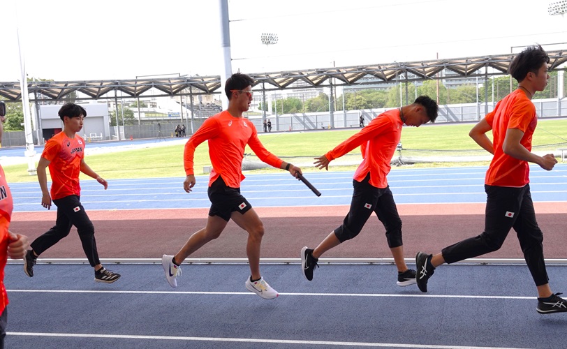 Journal-ONE | パリ五輪代表を狙う男子4×100mリレーチーム(写真は、4月20日に大なわれた公開練習で、栁田大輝から上山紘輝へのパス練習のシーン)