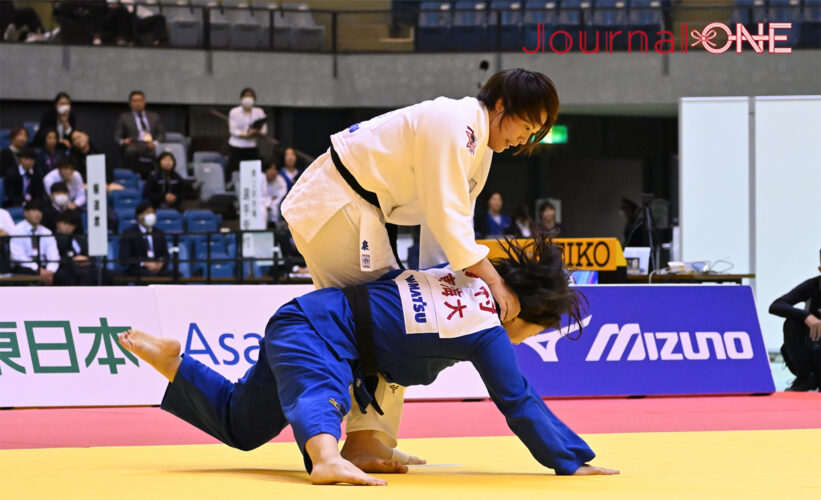 講道館杯全日本柔道体重別選手権大会|女子78Kg級決勝 泉真生(コマツ)と杉村美寿希選手の対戦-Journal-ONE撮影