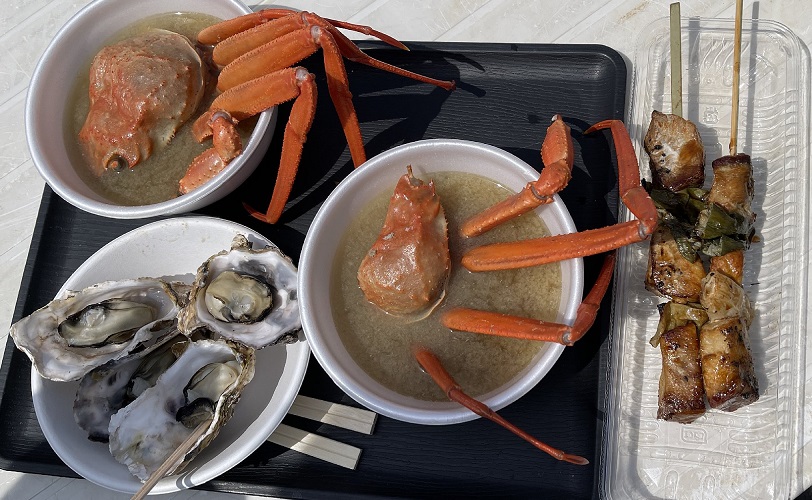 Journal-ONE | 体育館前の出店でかに汁とブリの串焼き、焼き牡蠣が-小野寺俊明撮影