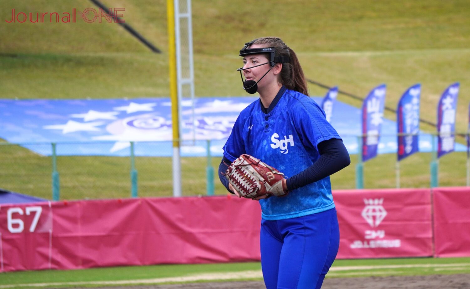JournalーONE | ソフトボール・JDリーグの第4節 SGHvs自動織機 SGHの大きなフラッグを背に力投する先発のキャスリン