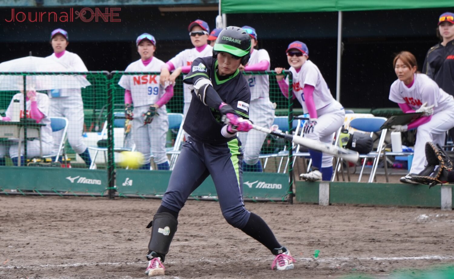 JournalーONE | ソフトボール・JDリーグの第4節 伊予銀行vs日本精工 先制された直後に2塁打を放ち反撃する川口茉菜(伊予銀行)