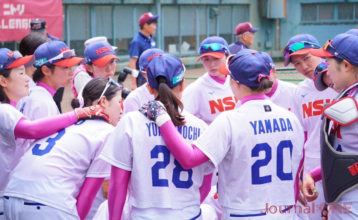 JournalーONE | ソフトボール・JDリーグの第4節 伊予銀行vs日本精工 母の日ゲームにお揃いのピンクのアンダーシャツを着てプレーした日本精工ブレイブベアリーズの選手たち