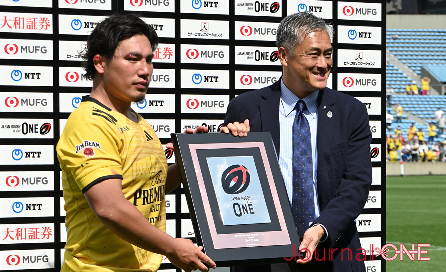Journal-ONE | ラグビーリーグワン3位決定戦 東京SGと横浜Eの試合後3位の盾を受け取る堀越康介主将(東京SG)