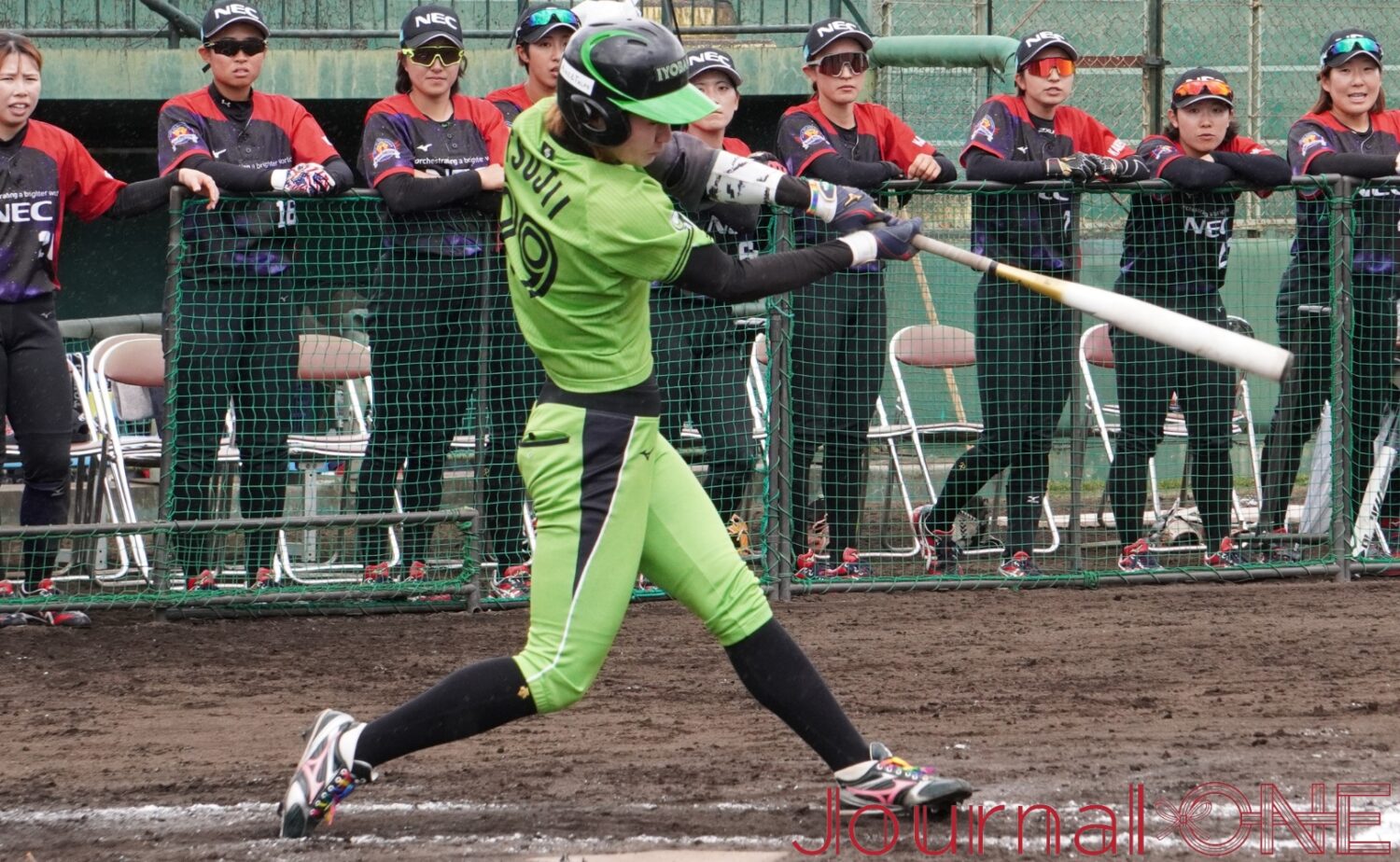Journal-ONE | JDリーグ ソフト NECvs伊予銀行 3回表1死、辻井美波(伊予銀行)が左中間へのソロ本塁打を放つ