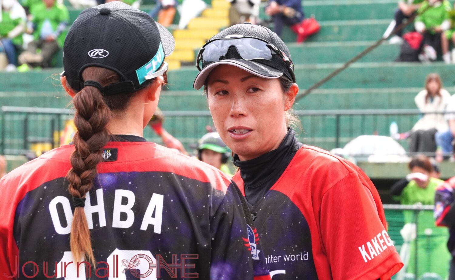 Journal-ONE | JDリーグ ソフト NECvs伊予銀行 エース大塲投手に話す溝江香澄監督(NEC)