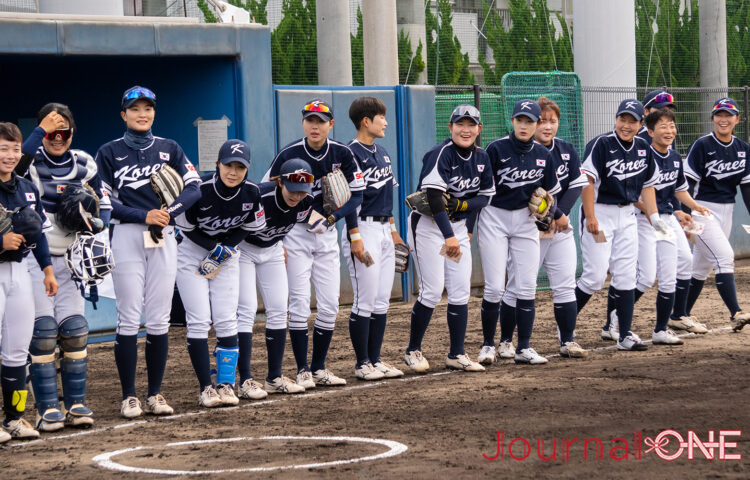 JournalｰONE ｜ 伊予銀行ヴェールズとの交流試合を前に円陣を組む女子ソフト韓国代表の選手たち