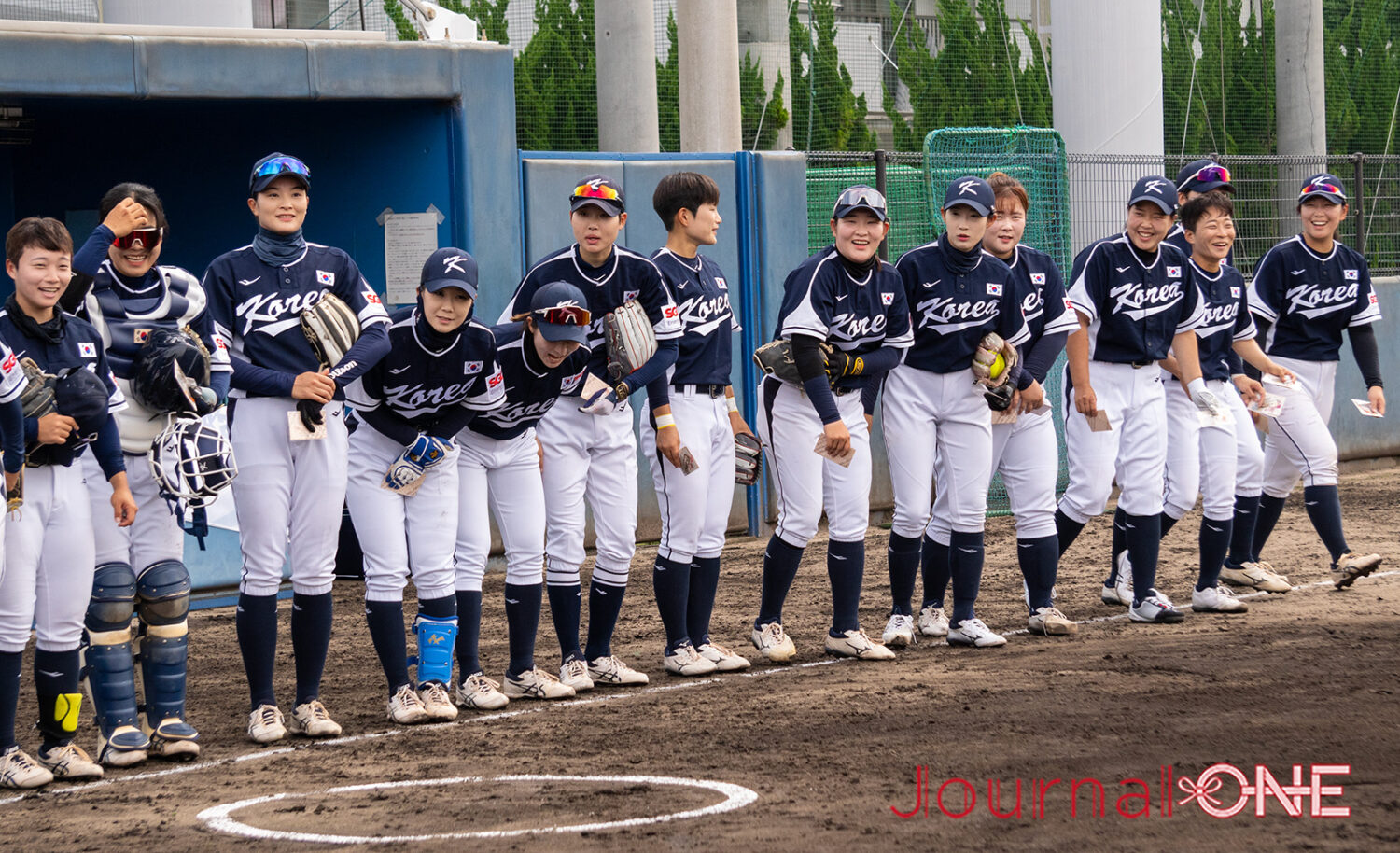 JournalーONE | 伊予銀行ヴェールズとの交流試合を前に円陣を組む女子ソフト韓国代表の選手たち