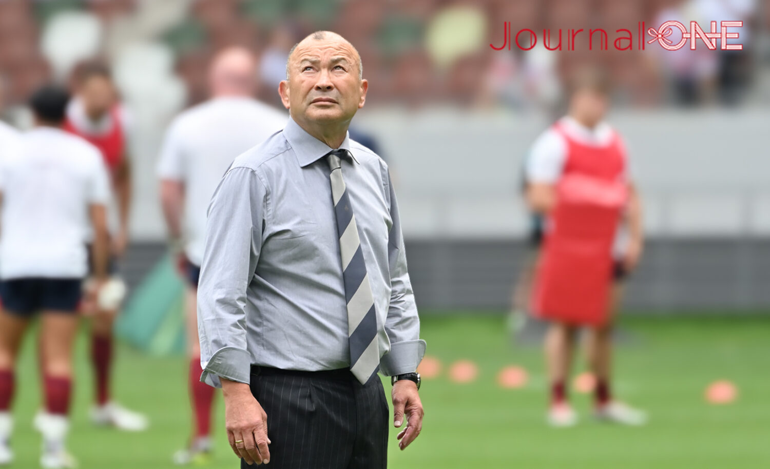 Journal-ONE | リポビタンDチャレンジカップ2024 イングランド代表戦 試合前にスタンドを見上げるエディ・ジョーンズHC-Journal-ONE撮影