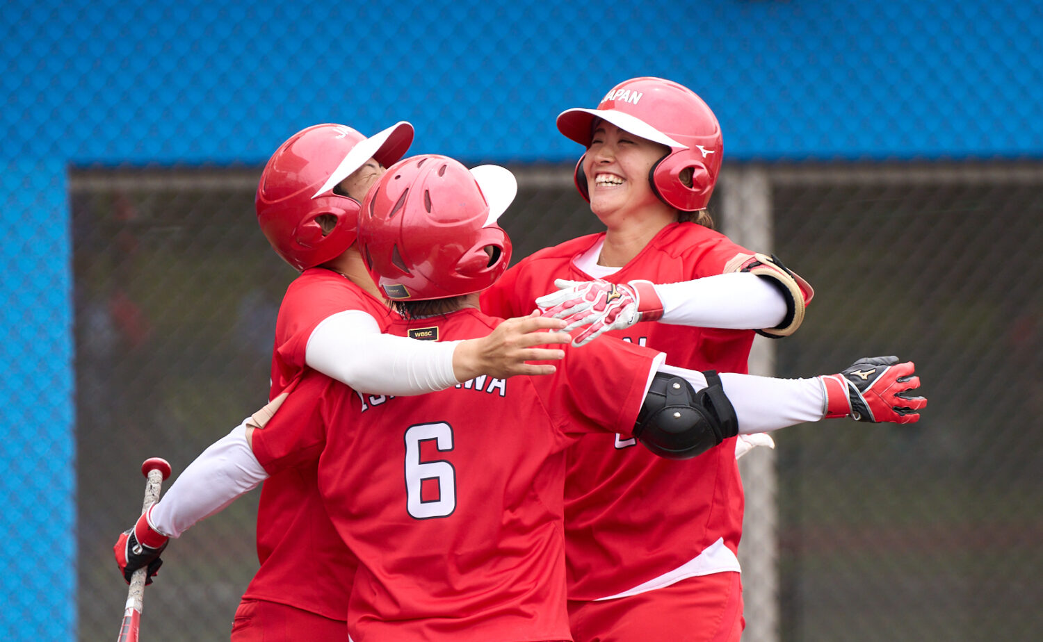 JournalーONE | 女子ソフトボール日本代表とJDリーグ選抜が能登半島地震復興チャリティマッチ 本塁打を放ち喜ぶ切石結愛(トヨタ)と日本代表選手