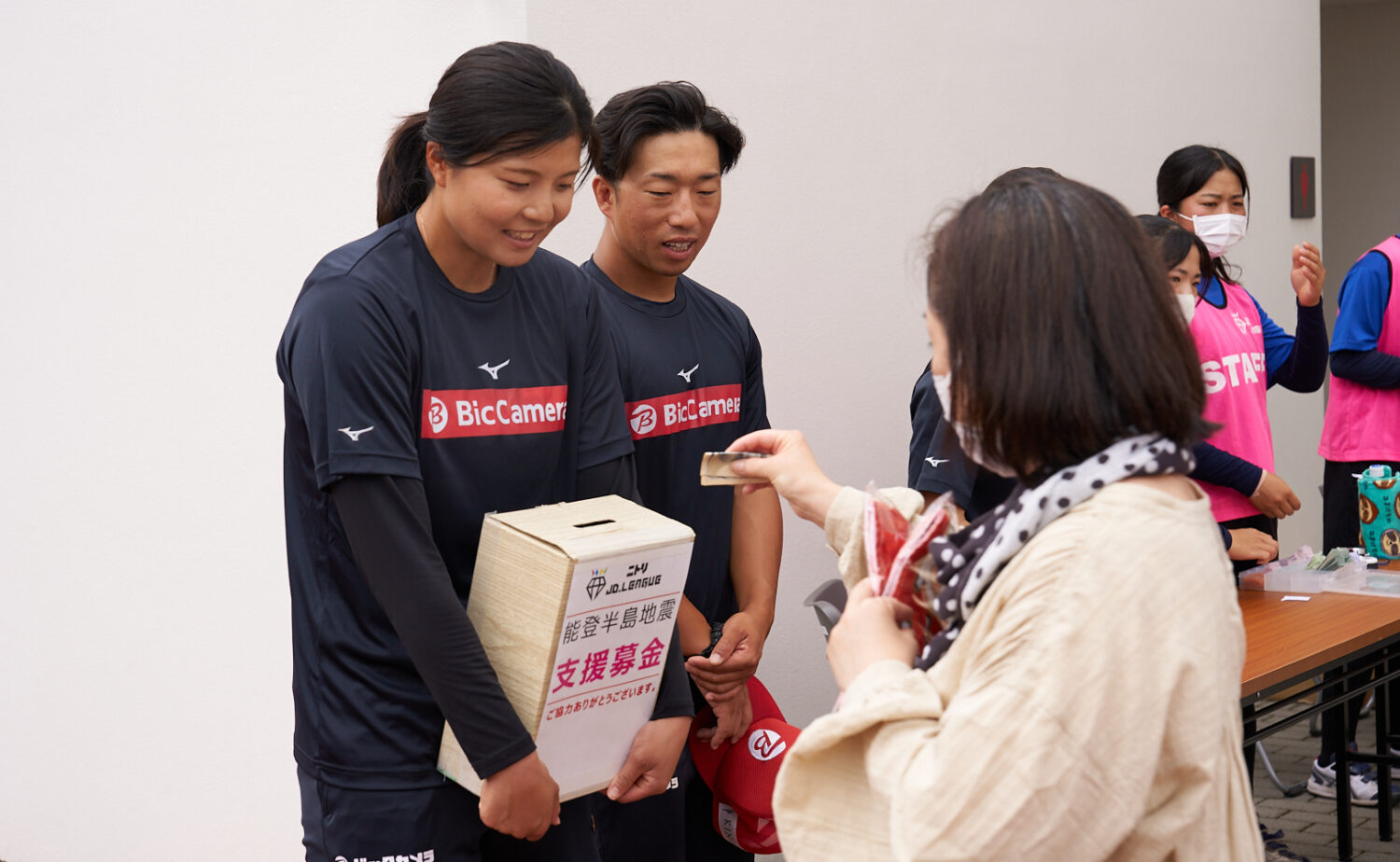 JournalｰONE | 女子ソフトボール日本代表とJDリーグ選抜が能登半島地震復興チャリティマッチ前に義援金を募る東京2020金メダリストの我妻悠香コーチ-Journal-ONE撮影