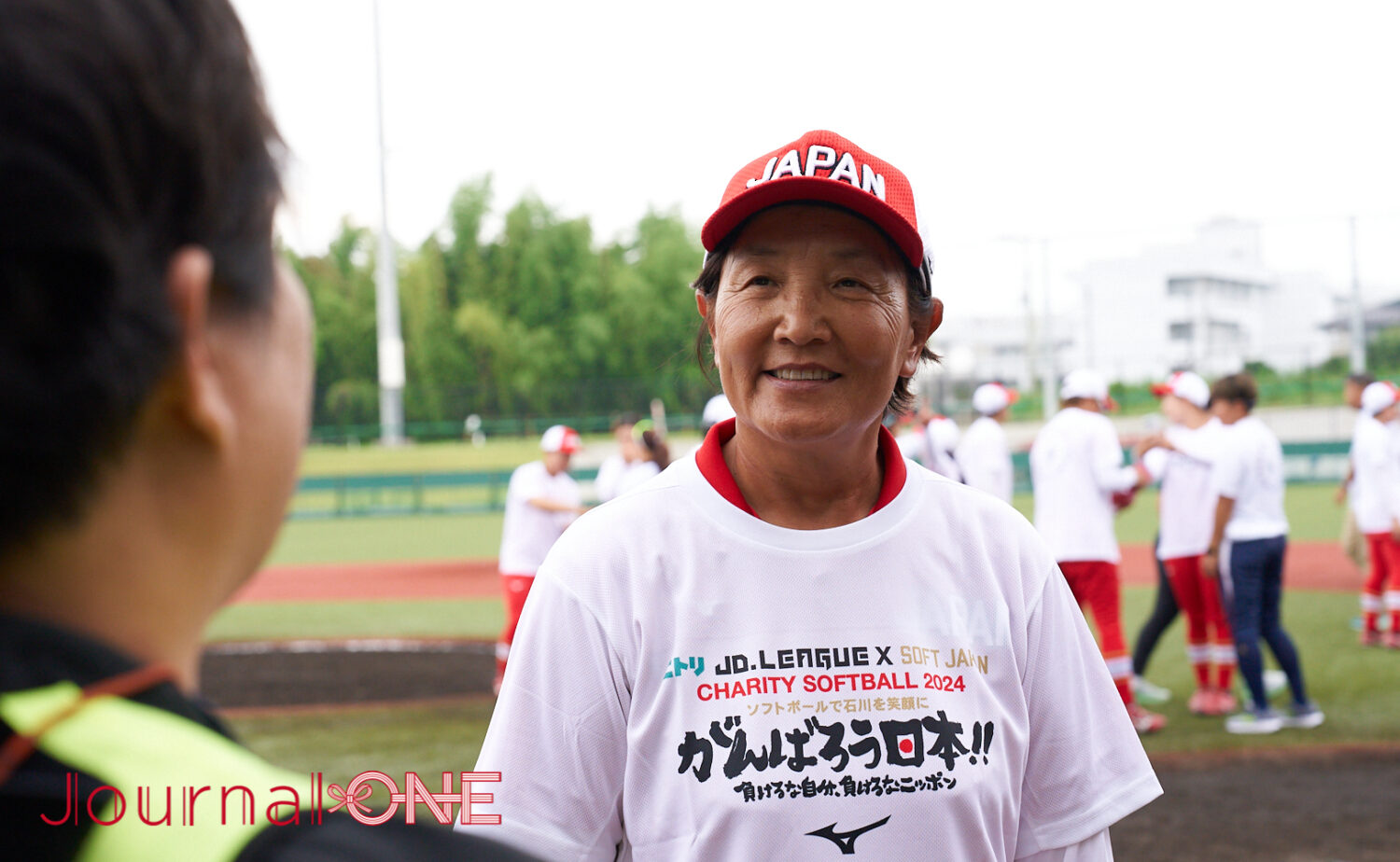 Journal-ONE | チャリティーマッチ後に能登応援Tシャツを着て取材に応じる宇津木麗華日本代表監督-Journal-ONE撮影